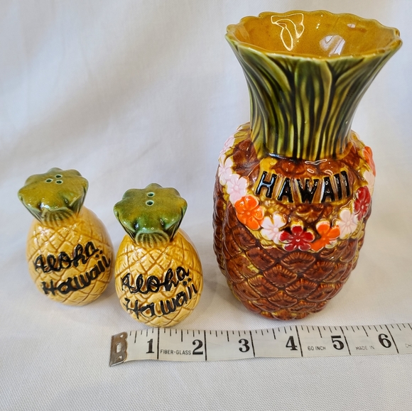 Vintage Hawaii Pineapple Kitsch Kitchen Salt, Pepper Shakers + Vase - Picture 4 of 4